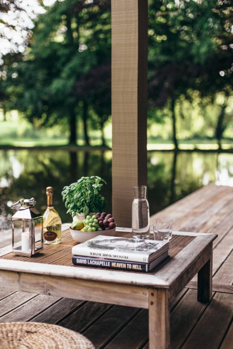 Table basse sur la terrasse de la cabane de poupette à Bruxelles