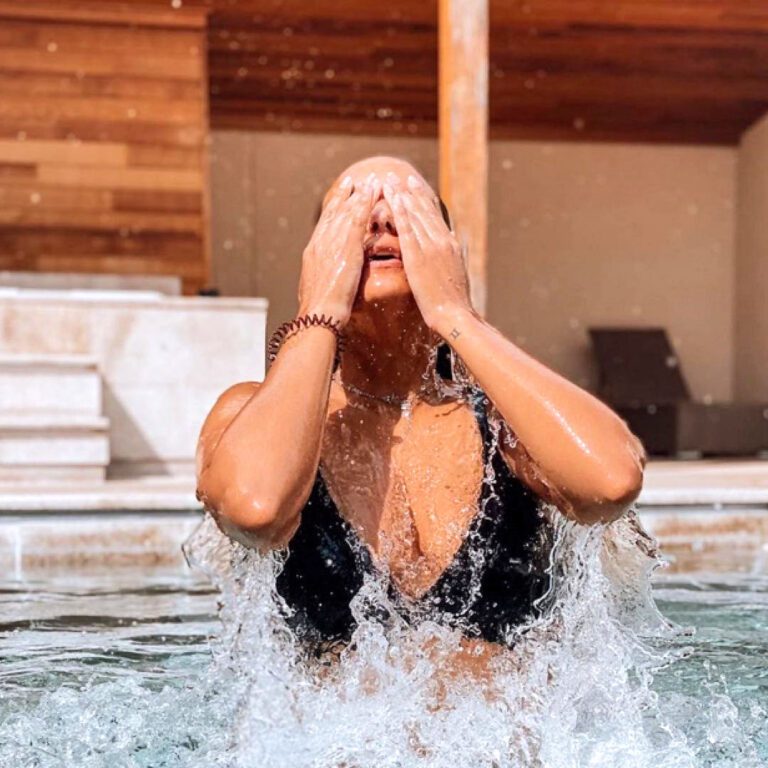 Baignade dans la piscine à Oxygen House à Bruxelles