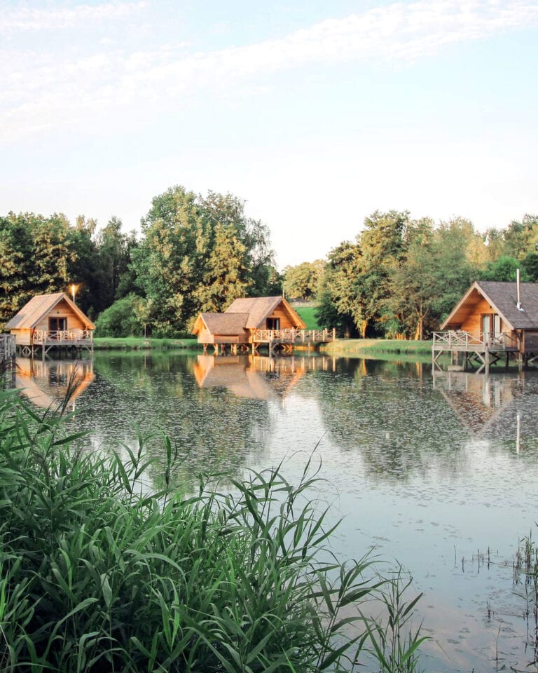 Petites maisons au bord de l'eau à l'Aqua Lodge près de Namur