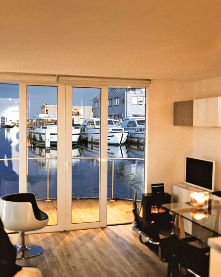 Vue depuis l'intérieur du Homeboat près de Nieuport