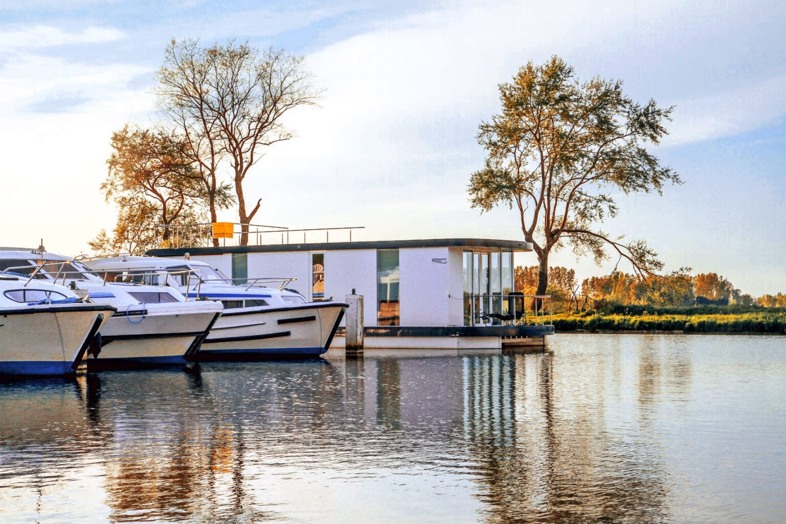 Homeboat dans la marina près de Nieuport