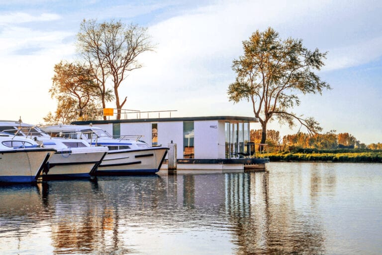 Homeboat dans la marina près de Nieuport