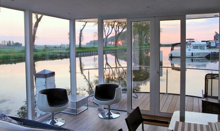 Salon et coucher de soleil au Homeboat près de Nieuport