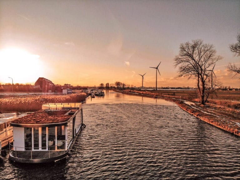 Coucher de soleil sur la marina au Homeboat près de Nieuport