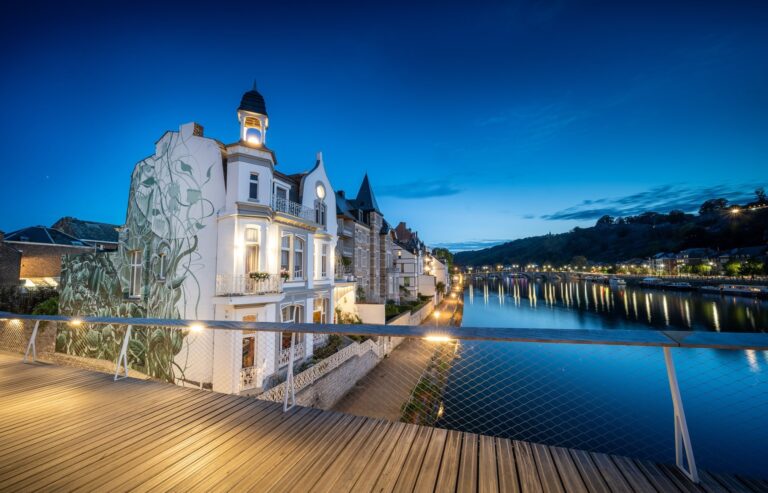 Vue de nuit de la Villa Balat à Namur