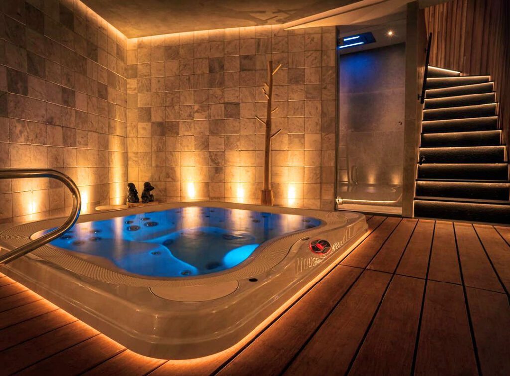Jacuzzi illuminé de l'hôtel Oniro à Tournai