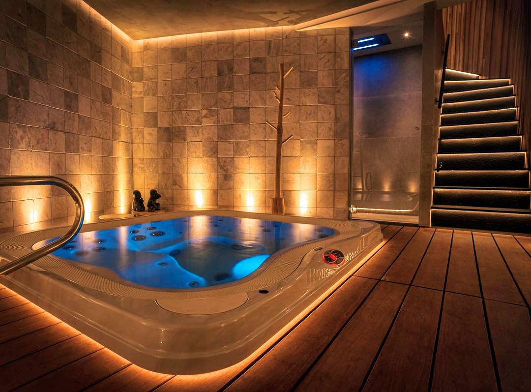 Jacuzzi illuminé de l'hôtel Oniro à Tournai