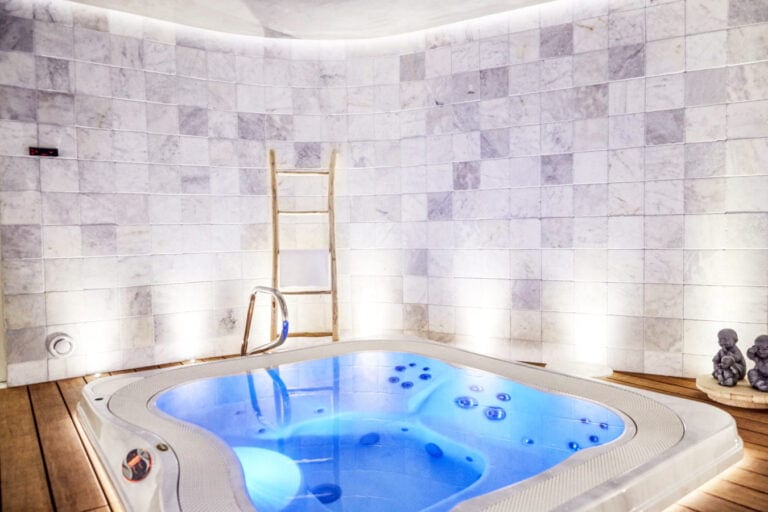 Jacuzzi de la Suite Wellness de l'hôtel Oniro à Tournai