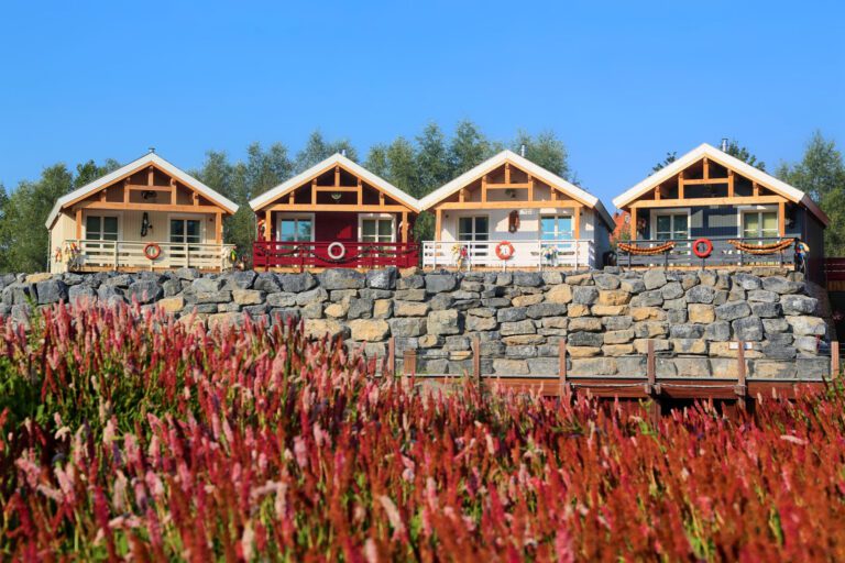 Cabane colorées à Pairi Daiza Resort près de Mons