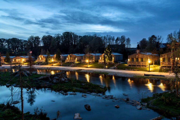 Cabanes de nuit à Pairi Daiza Resort près de Mons