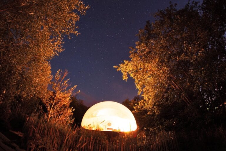 La Bulle Rêve d'Eau vue de nuit près de Charleroi