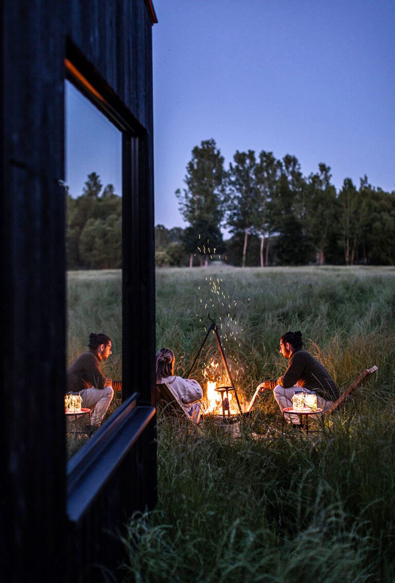 Feu à la tombée de la nuit à Slow Cabin