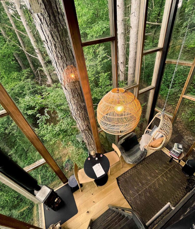 Intérieur du Cube de Verre à Stay Ici dans les Ardennes Belges
