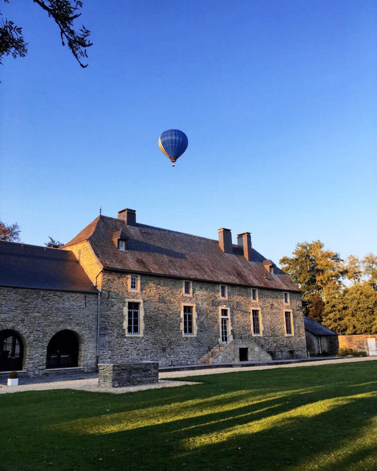 Montgolfière au dessus du Château de Grandvoir près d'Arlon