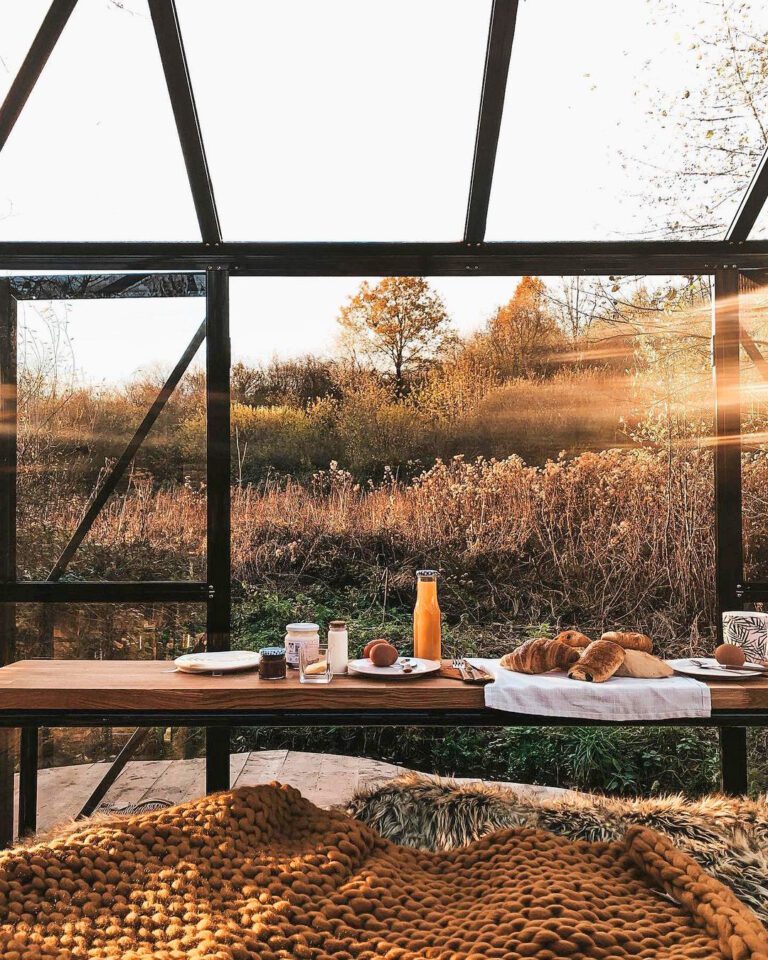 Vue sur le petit déjeuner au Kiosque des Marais à Dinant