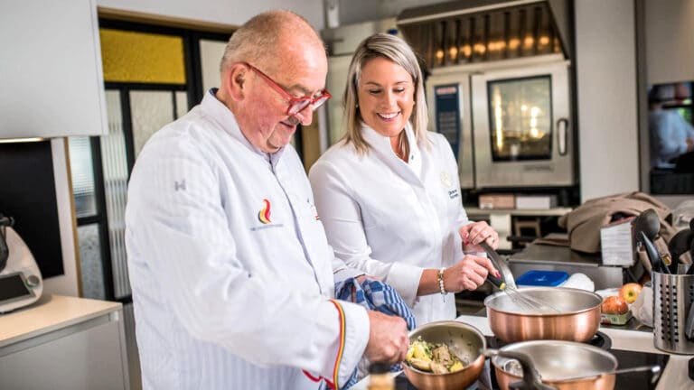 Père et fille cuisinant à Ardenne Autrement à la Roche en Ardennes