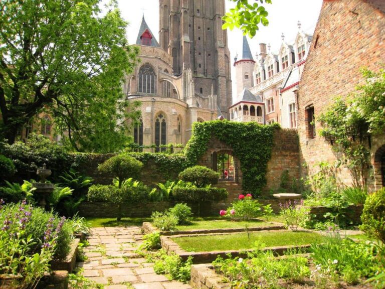 Jardin de de Nuit Blanche et la cathédrale à Bruges