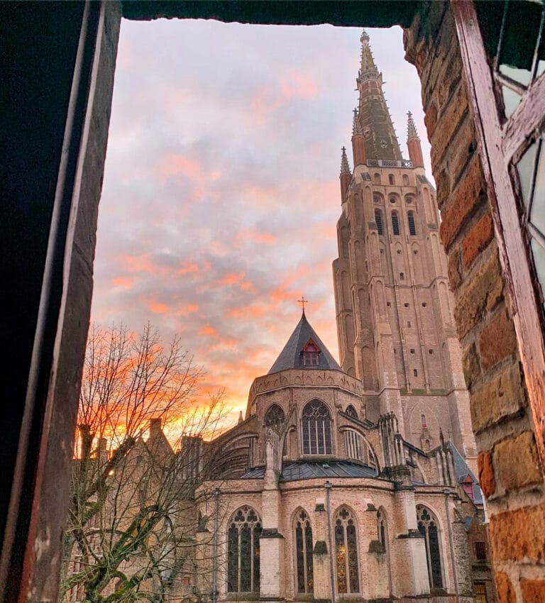 Vue sur l'Église Notre Dame et coucher de soleil à Nuit Blanche à Bruges