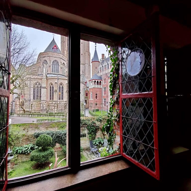 Vue sur l'Église Notre Dame à Nuit Blanche à Bruges