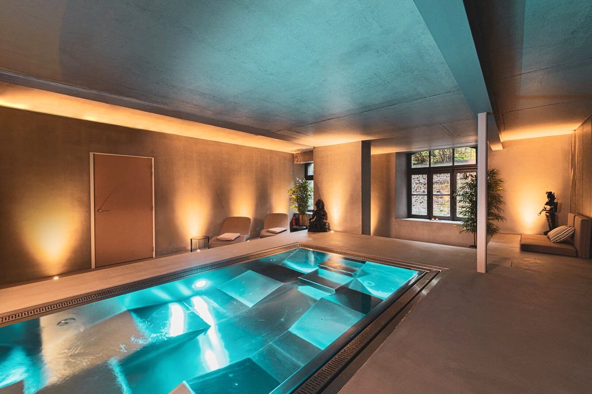 Piscine de l'hôtel au Ayuryoga Wellness Hôtel à Courtrai