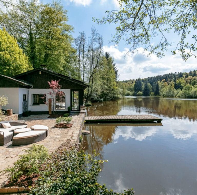 Chalet et ponton à La douceur de l'Oise dans les Ardennes