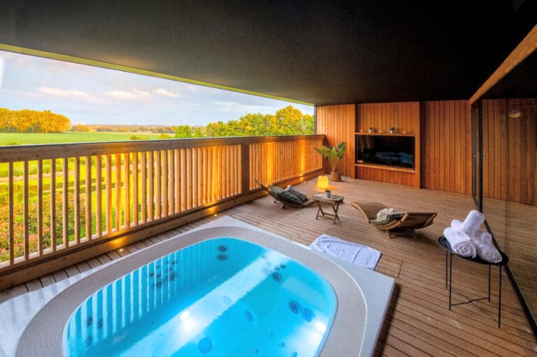 Jacuzzi avec vue sur la nature à Octavie Aquasport Wellness Resort à Tournai