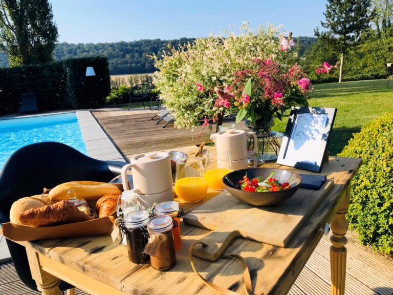 Petit déjeuner face à piscine à L'Annexe près de Philippeville