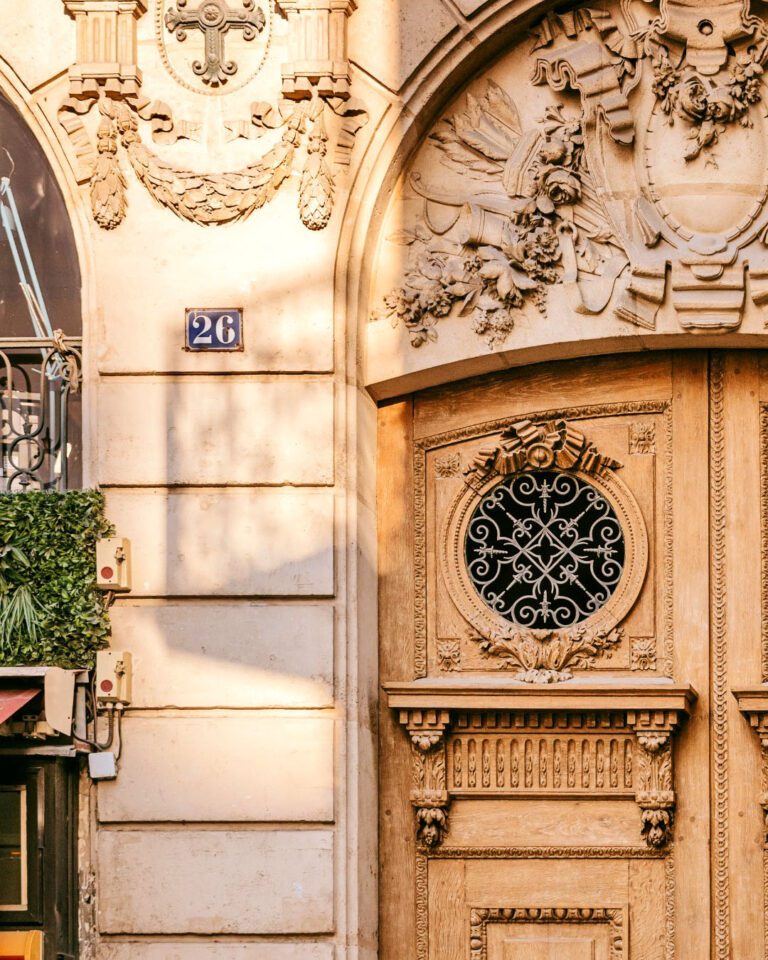 Porte d'entrée élégante à l'Hôtel La Fantaisie à Paris