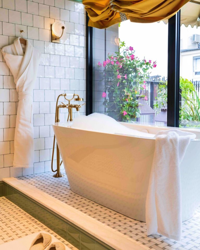 Baignoire à l'Hôtel La Fantaisie à Paris