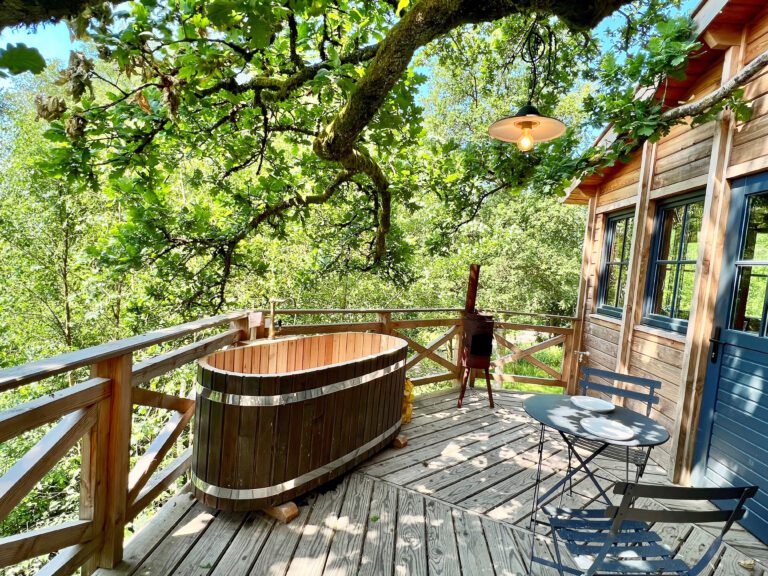 Baignoire sur la terrasse aux Cabanes des Dolimarts