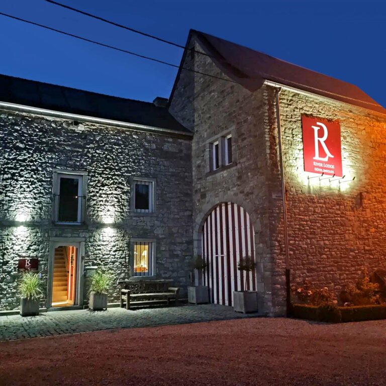 River Lodge de nuit à Maredsous