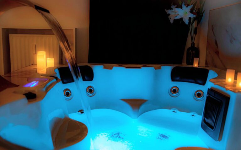 Jacuzzi bleu à Loft in Towns à Huy