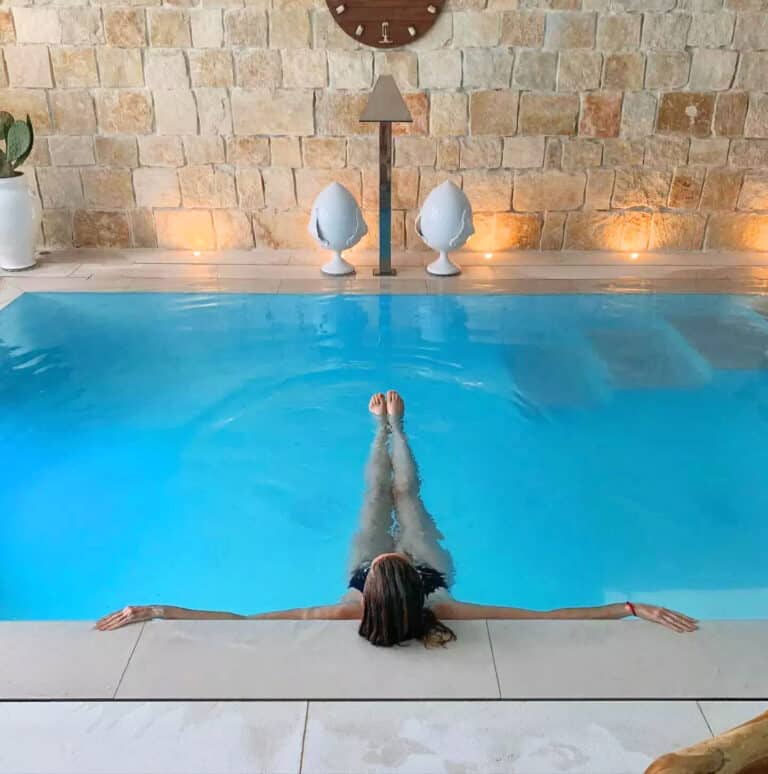 Moment de détente à la piscine à Apulia à Tubize