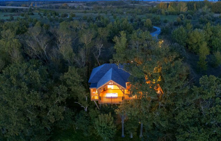 Vue de nuit de la cabane au Domaine de Joucla en Provence