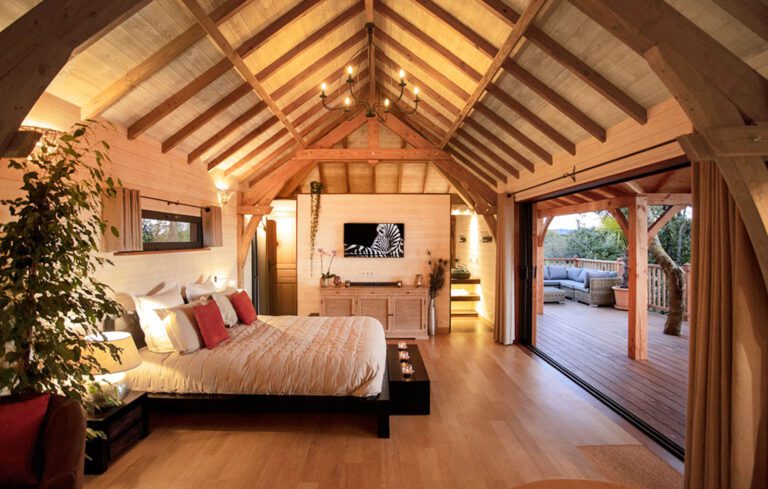 Intérieur de la cabane au Domaine de Joucla en Provence