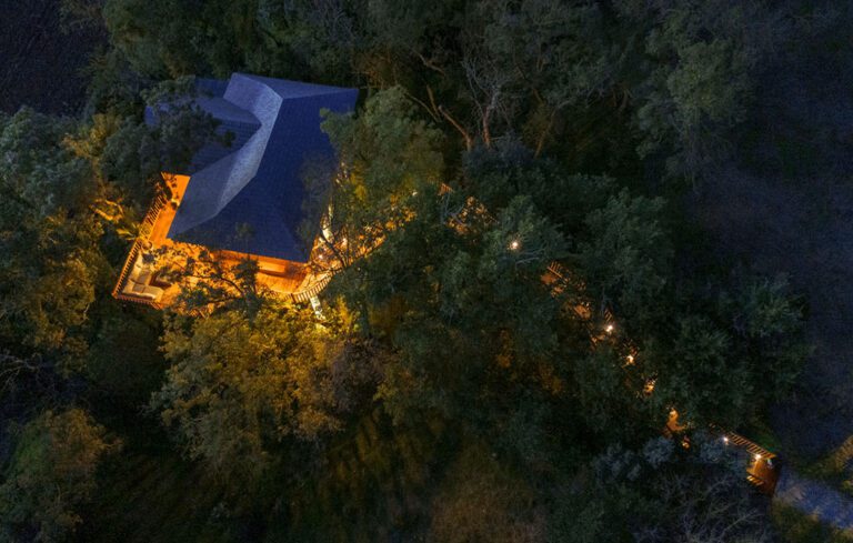 Cabane vue du ciel de nuit au Domaine de Joucla en Provence