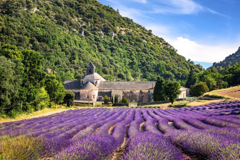 Abbaye Notre-Dame de Sénanque près du Château Talaud près d'Avignon