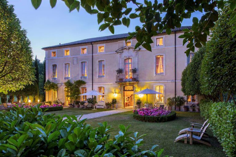 au Château Talaud de nuit près d'Avignon