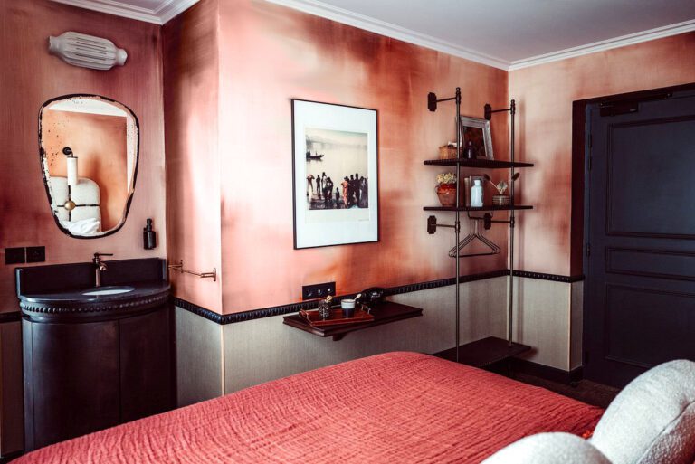 Chambre rose à l'hôtel Babel à Belleville à Paris