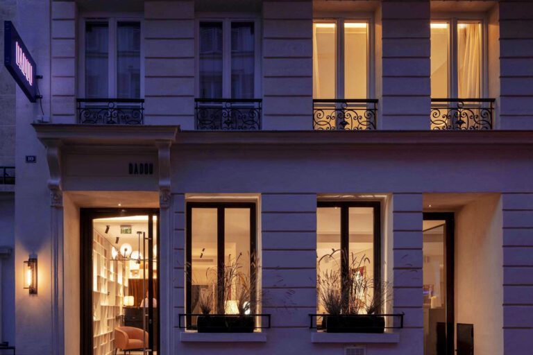 Facade au Dadou Hôtel à Paris