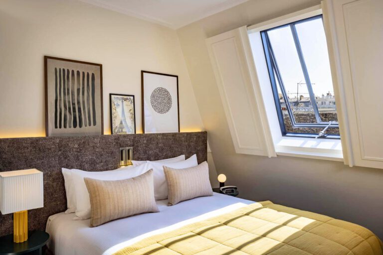 Chambre jaune au Dadou Hôtel à Paris