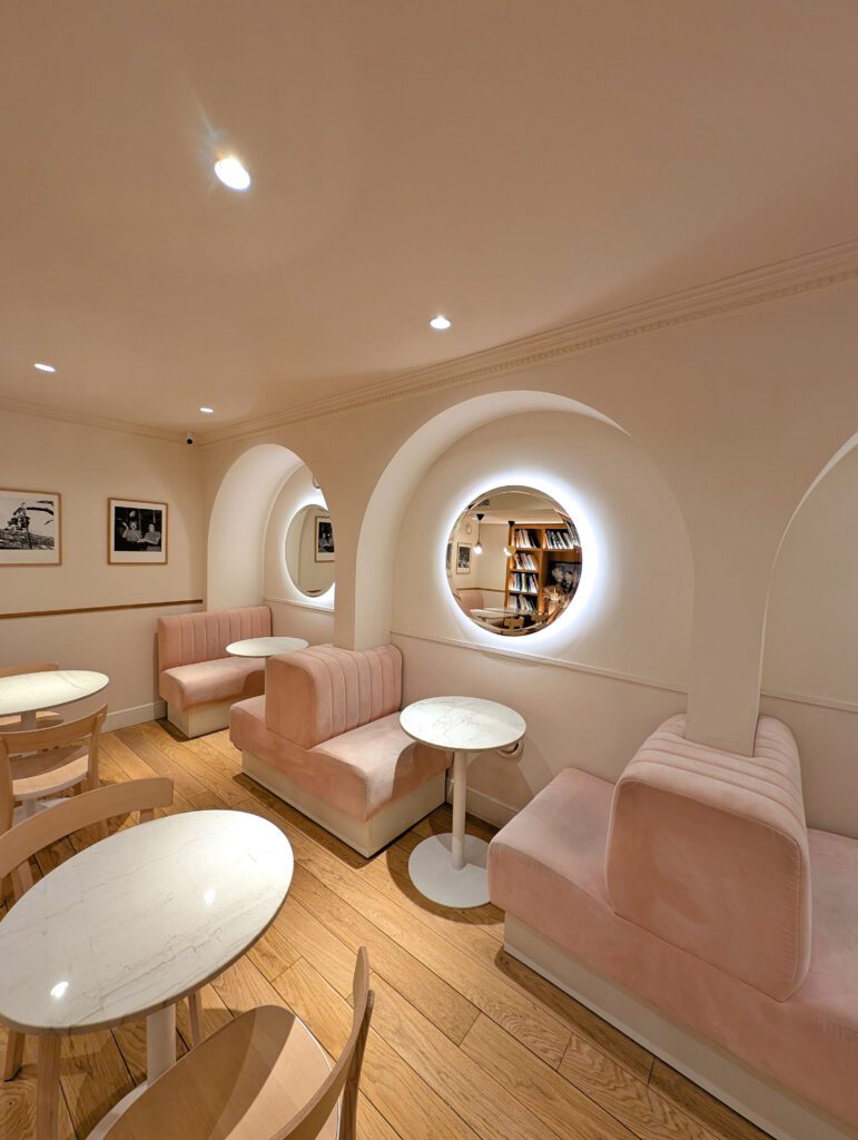 Salle de petit déjeuner à l'Hôtel Oratio à Paris