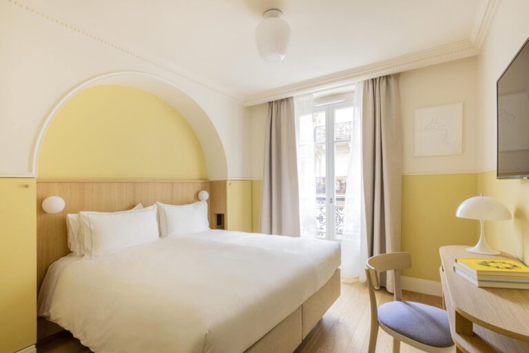 Chambre jaune à l'Hôtel Oratio à Paris