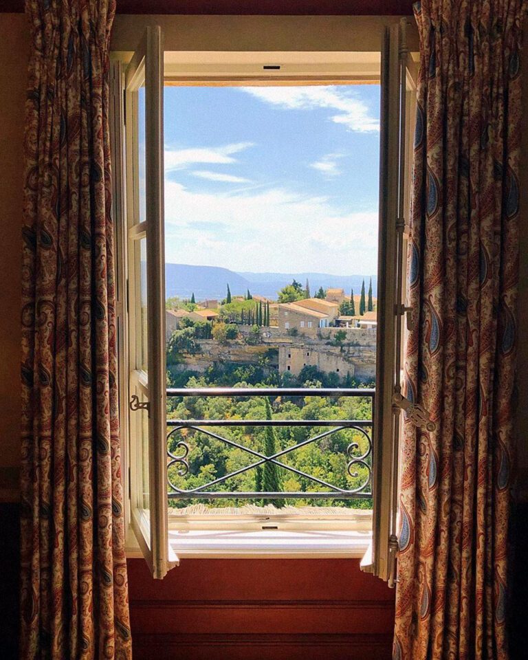 Fenêtre avec vue à la Bastide de Gordes