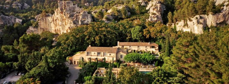 Vue sur la maison à Baumanière en Provence