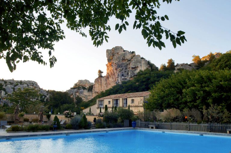 Vue sur la maison et la piscine à Baumanière en Provence