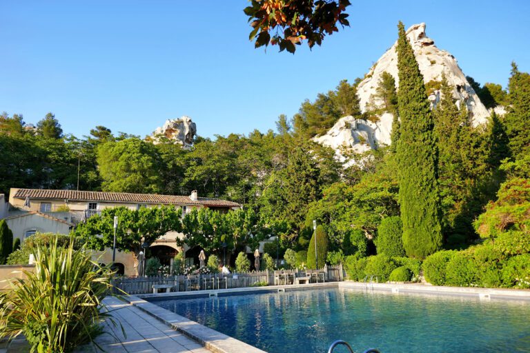 Piscine et la vue à Baumanière en Provence