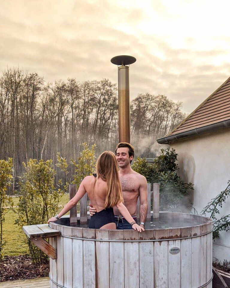 Couple dans le jacuzzi au Barn près de Paris