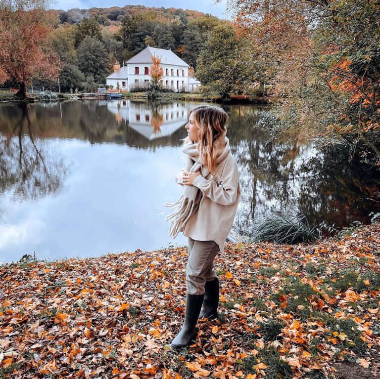 Vue sur le lac en automne au Barn près de Paris