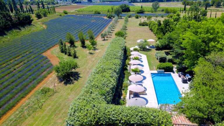 Vue sur ciel de la piscine de Clos les Eydins dans le Luberon